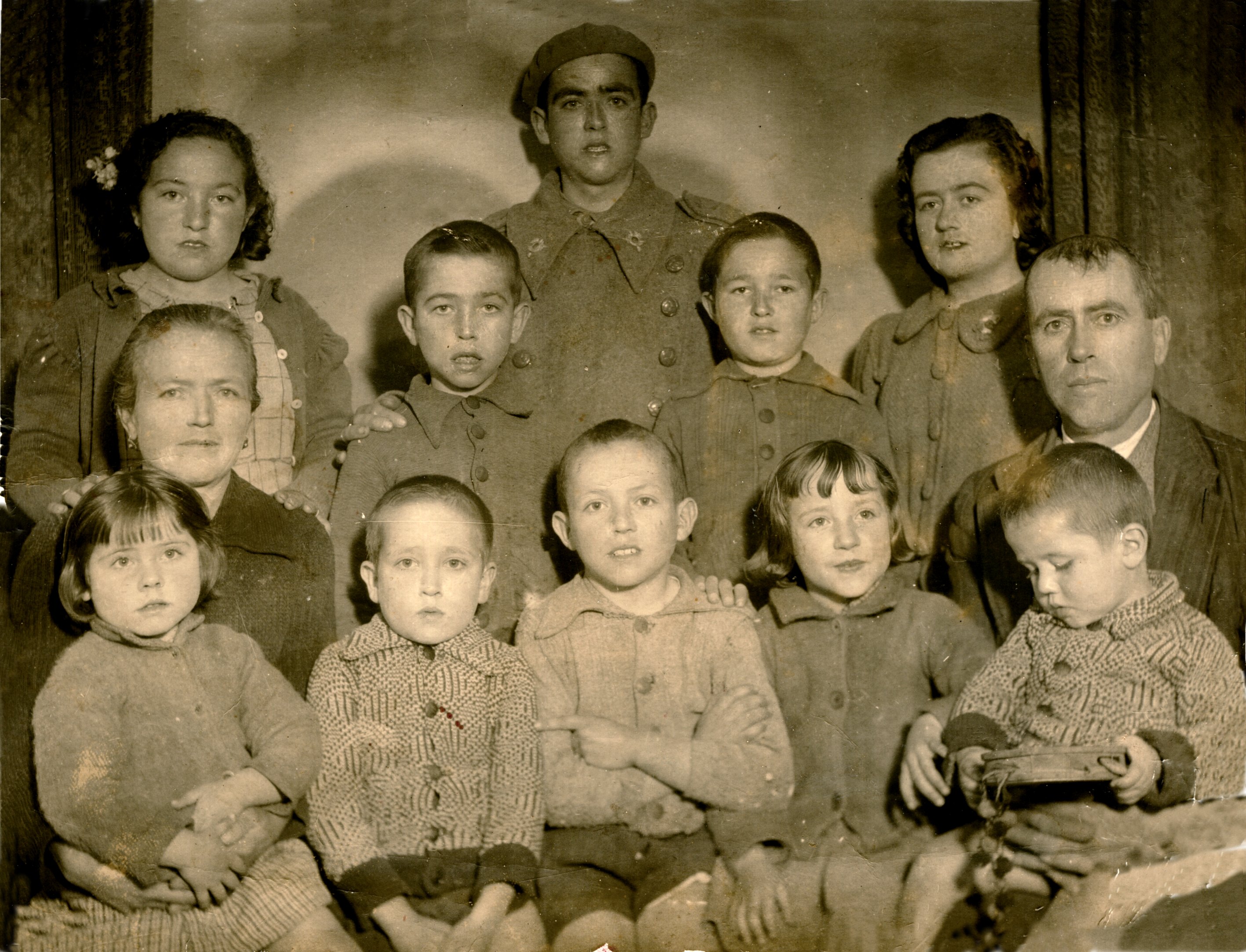 Retrato de la familia Morales Gutiérrez. Guadamur (Toledo). Año1940. Fondo Los Legados de la Tierra. Archivo de la Imagen de Castilla-La Mancha.