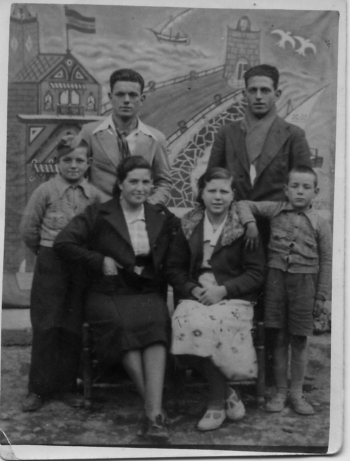 : Retrato de familia en un decorado. Santa Cruz de Moya (Cuenca). Año1945. Fondo Los Legados de la Tierra. Archivo de la Imagen de Castilla-La Mancha