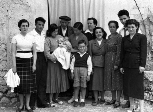 Familia Gayoso. Armuña de Tajuña (Guadalajara). Año1950. Fondo Los Legados de la Tierra. Archivo de la Imagen de Castilla-La Mancha.
