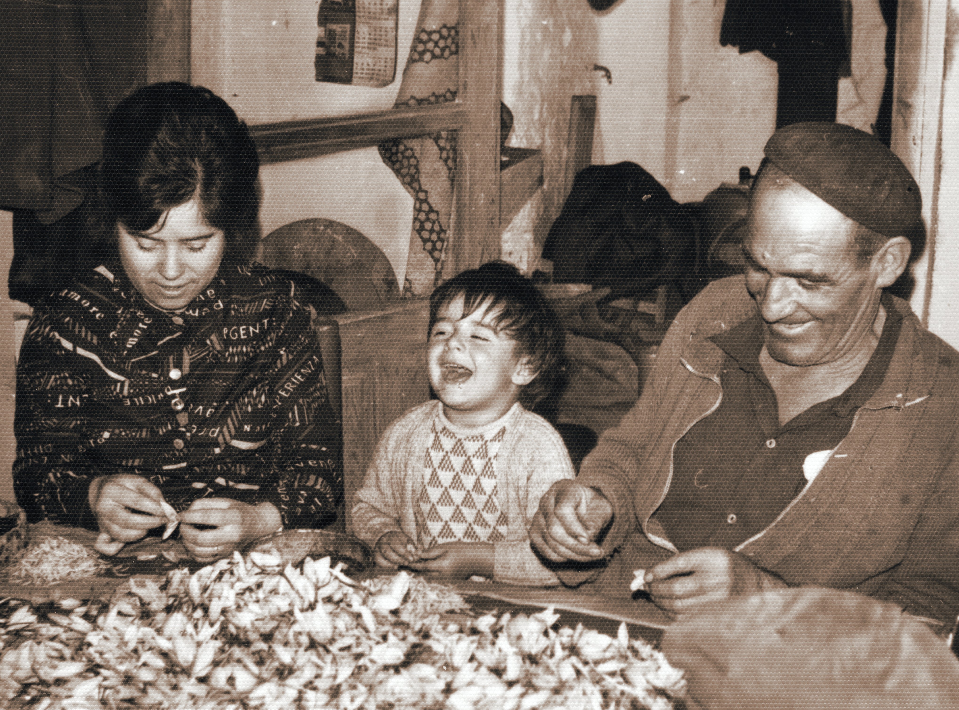 Familia mondando rosa de azafrán. Motilla del Palancar (Cuenca). Año1960. Fondo Los Legados de la Tierra. Archivo de la Imagen de Castilla-La Mancha.