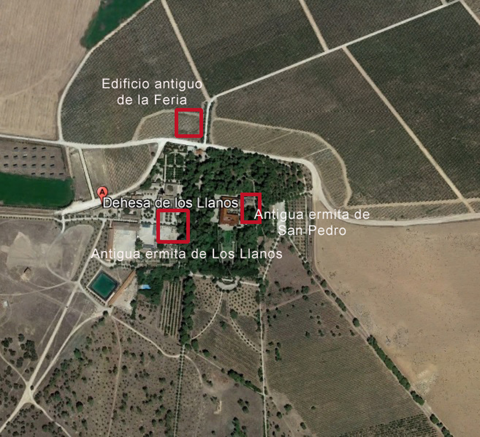 Vista actual del paraje de Los Llanos, una propiedad privada de la que han desaparecido los elementos de la feria englutidos por las modernas construcciones. Solo permance la ermita de San Pedro como capilla de la finca. Foto tomada de Google Earth. Elaboración propia.