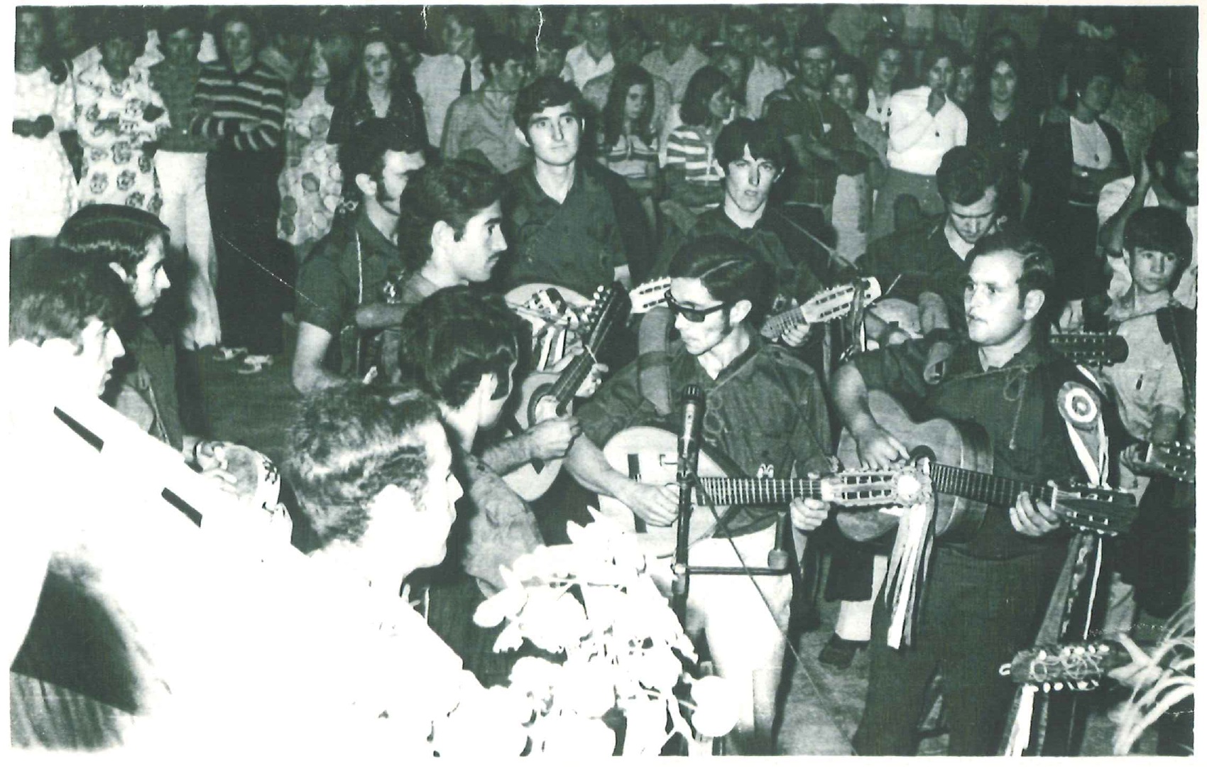 Canto del "mayo" durante la Ronda del Mayo de Pedro Muñoz del año 1968. Ayuntamiento de Pedro Muñoz 