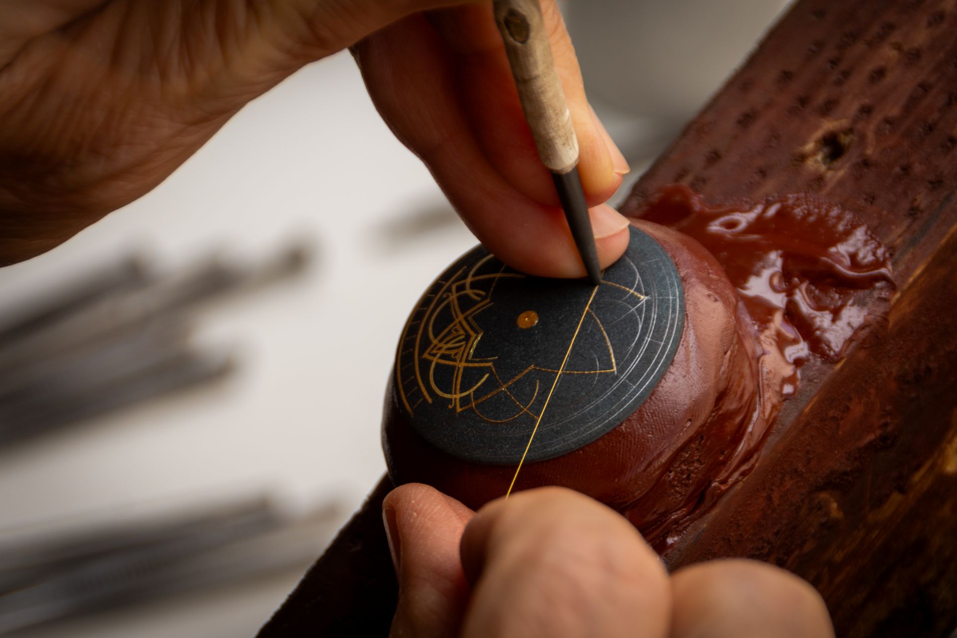 Amable Rodríguez. Maestro damasquinador en su taller