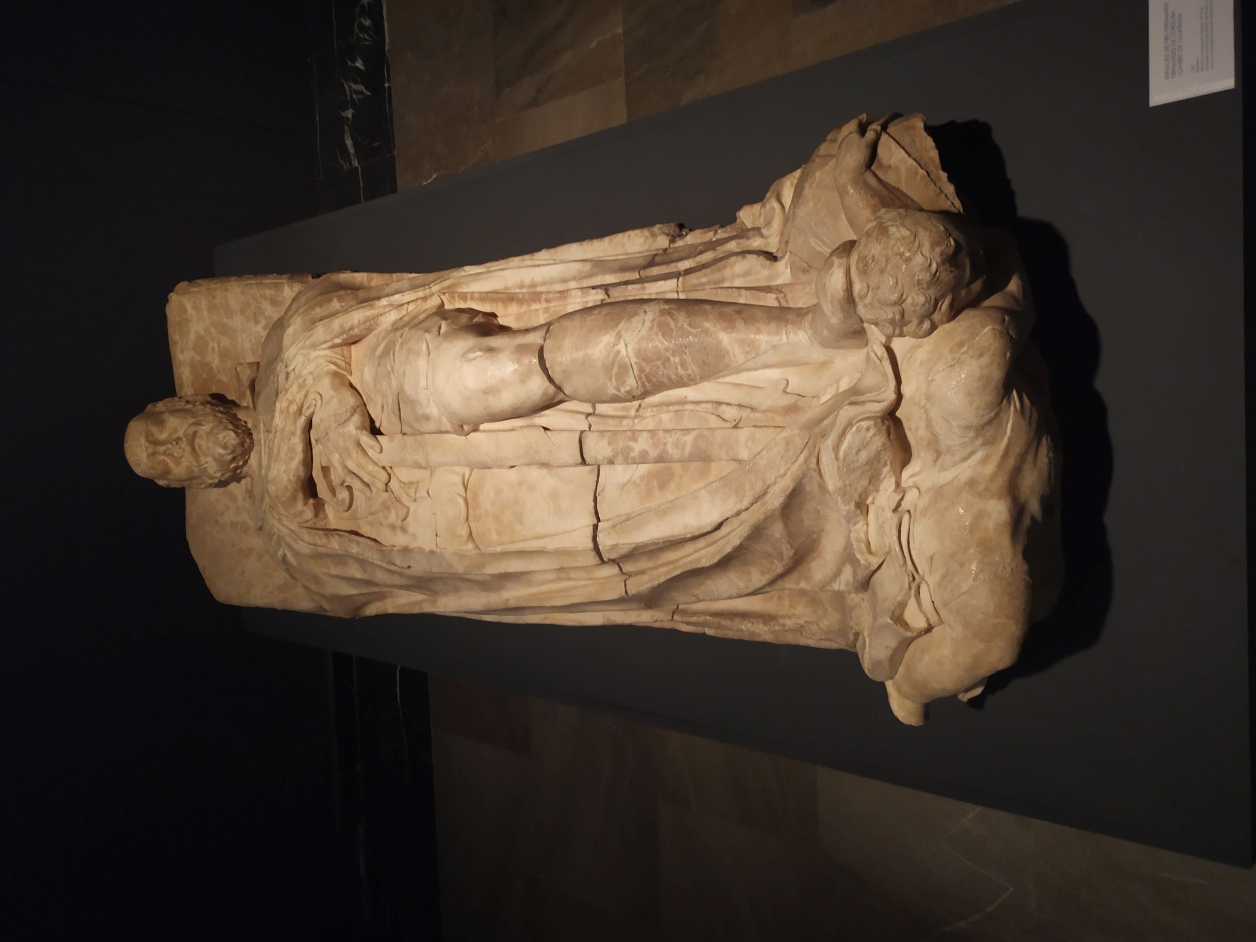 Estatua yacente de Frey Fernando Fernández de Córdoba y Mendoza en la exposición ATEMPORA Ciudad Real 2023: Un legado de 350.000 años. Isidro Gregorio Hidalgo Herreros