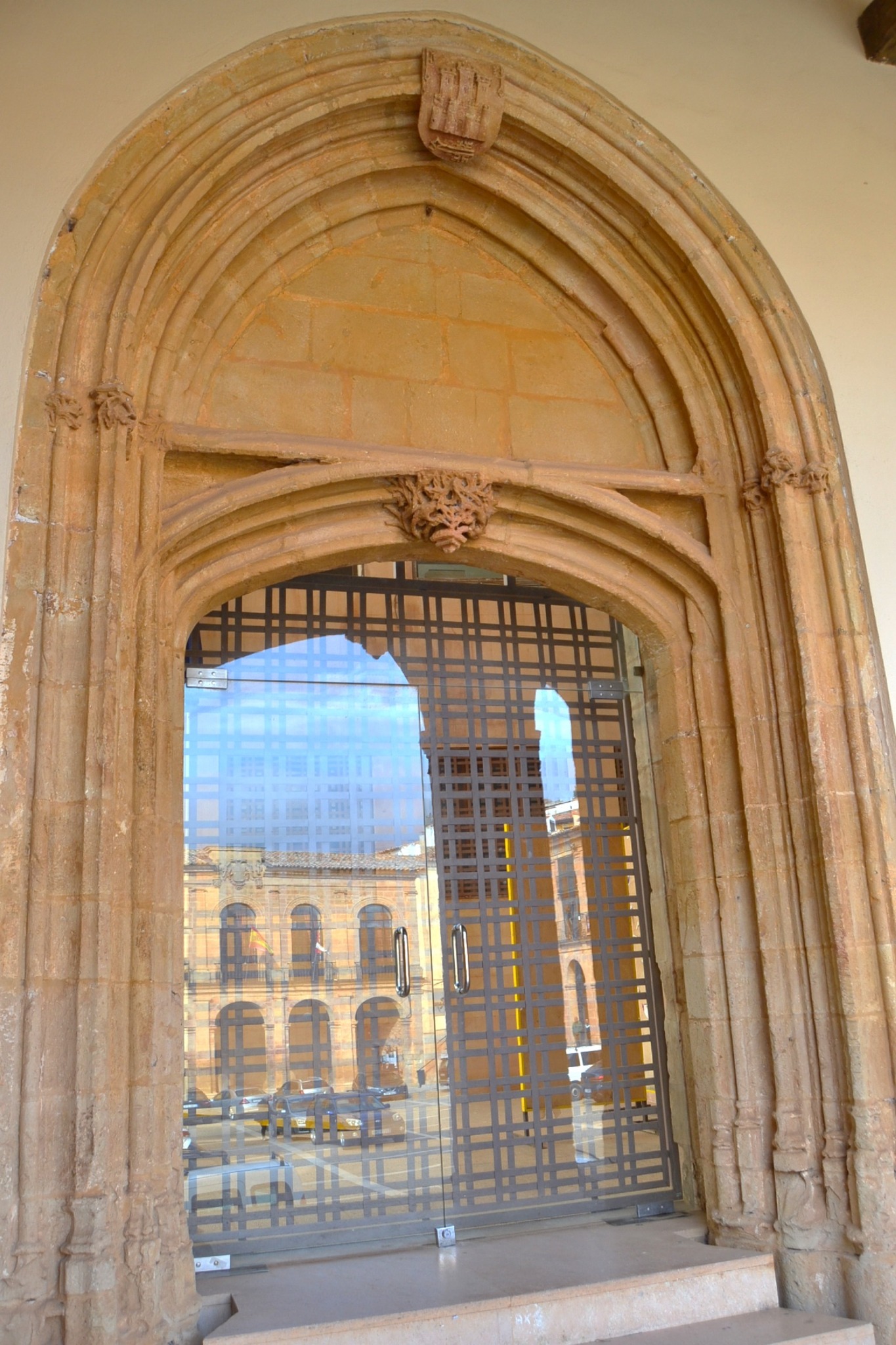 Arco ojival de entrada a la iglesia del convento. En la clave, el escudo de Alcaraz para demostrar que la lonja era propiedad del concejo.