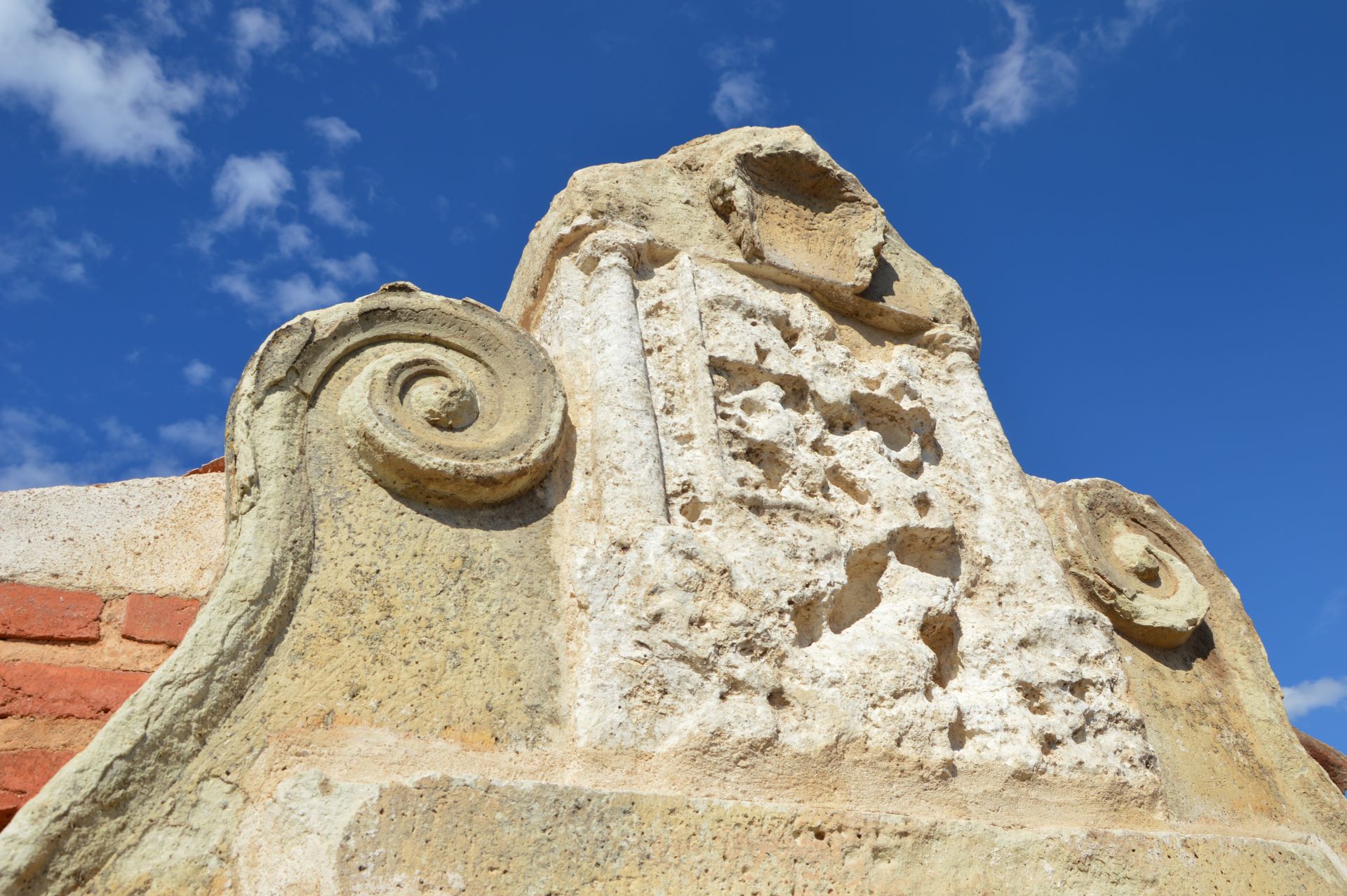 Escudo de la Casa Academia de Minas de Almadén.   