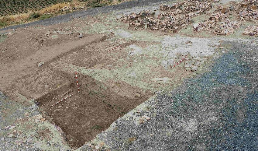 Fig. 7. Excavación del cementerio almohade, muro de tapial y enterramiento sin cubierta.