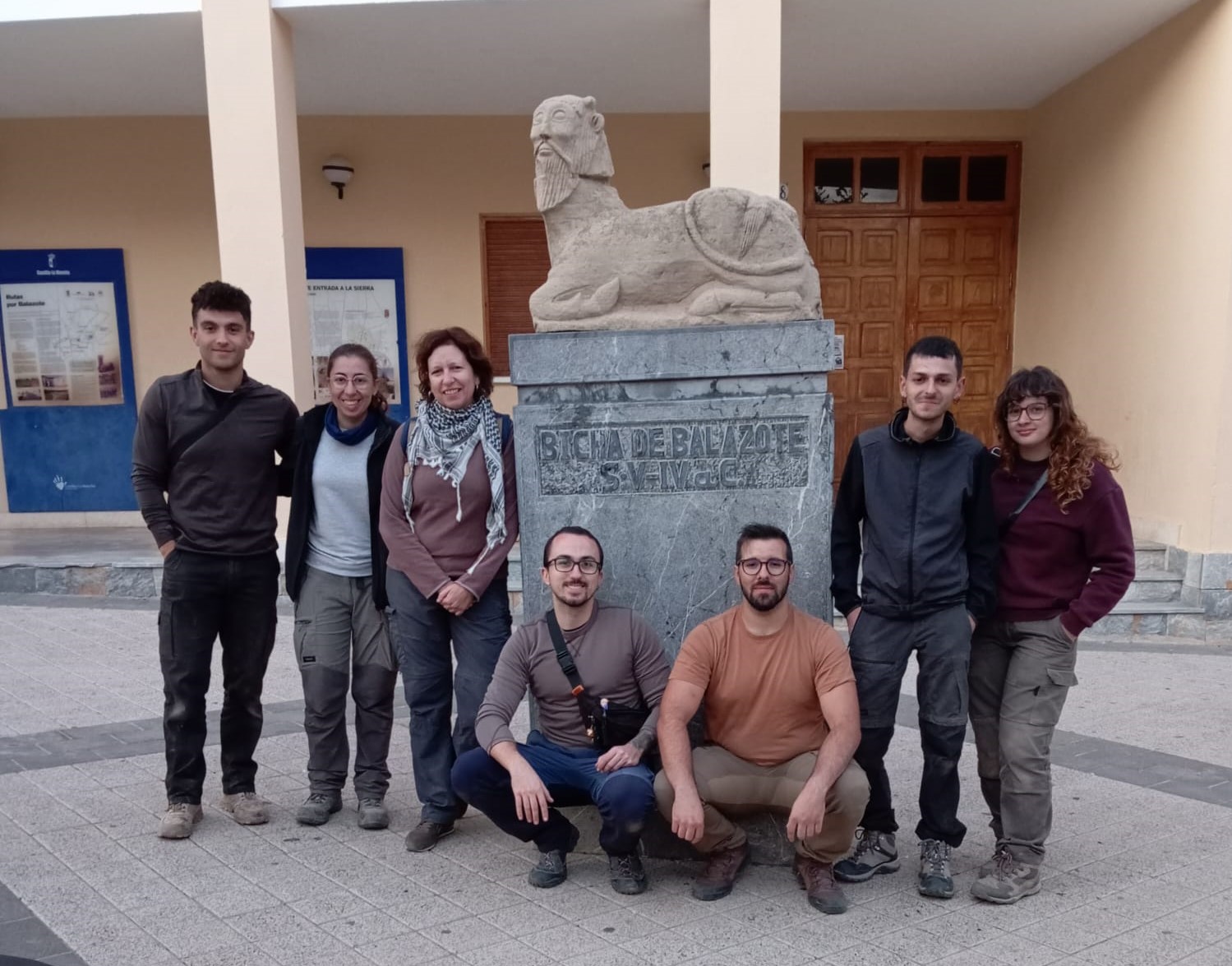 Figura 9. El equipo de investigación del proyecto junto a la réplica de la Bicha de Balazote a las puertas del Ayuntamiento del municipio. De izquierda a derecha Miguel Ángel Fenoll, Marta Torres, Julia Sarabia, Álvaro Martínez, Álvaro Miguel Alonso, Manuel Castillo y Victoria Quesada