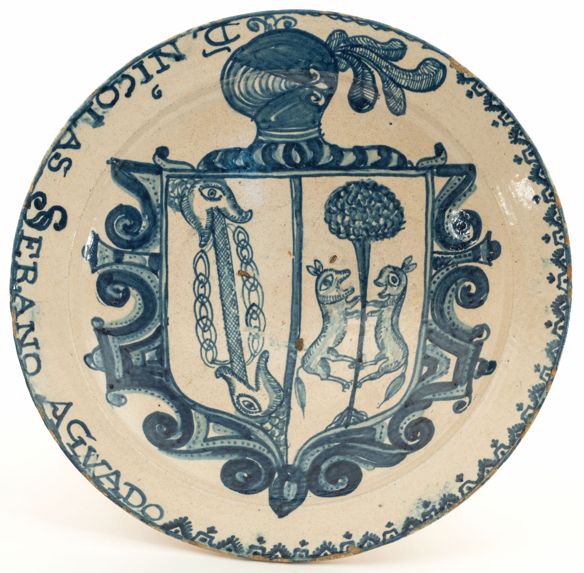 Fuente, loza azul, serie: heráldica civil, hacia 1736-1768, leyenda D. NICOLAS SER[R]ANO AGVADO, Museo Arqueológico Nacional (inv. 63.605)