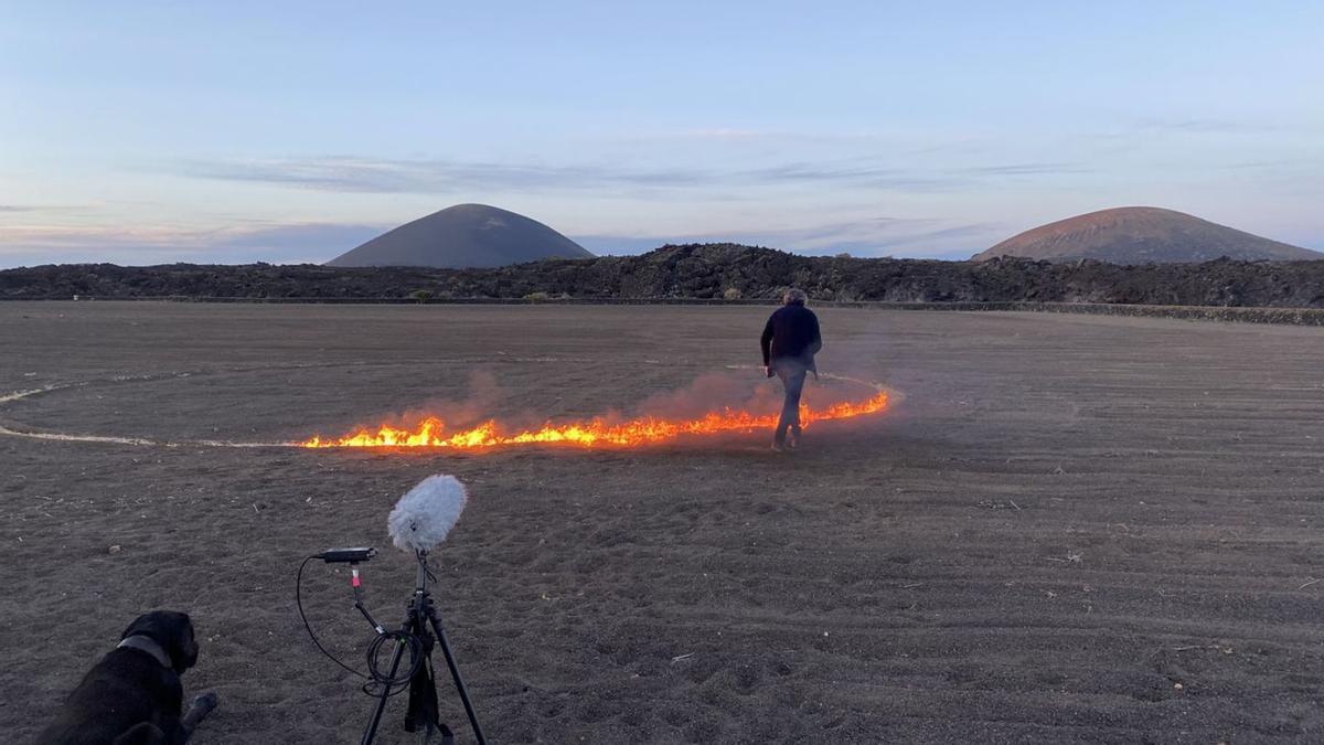 Guillermo Fornes durante la ejecución de la acción efímera ”GERIA” en Lanzarote.