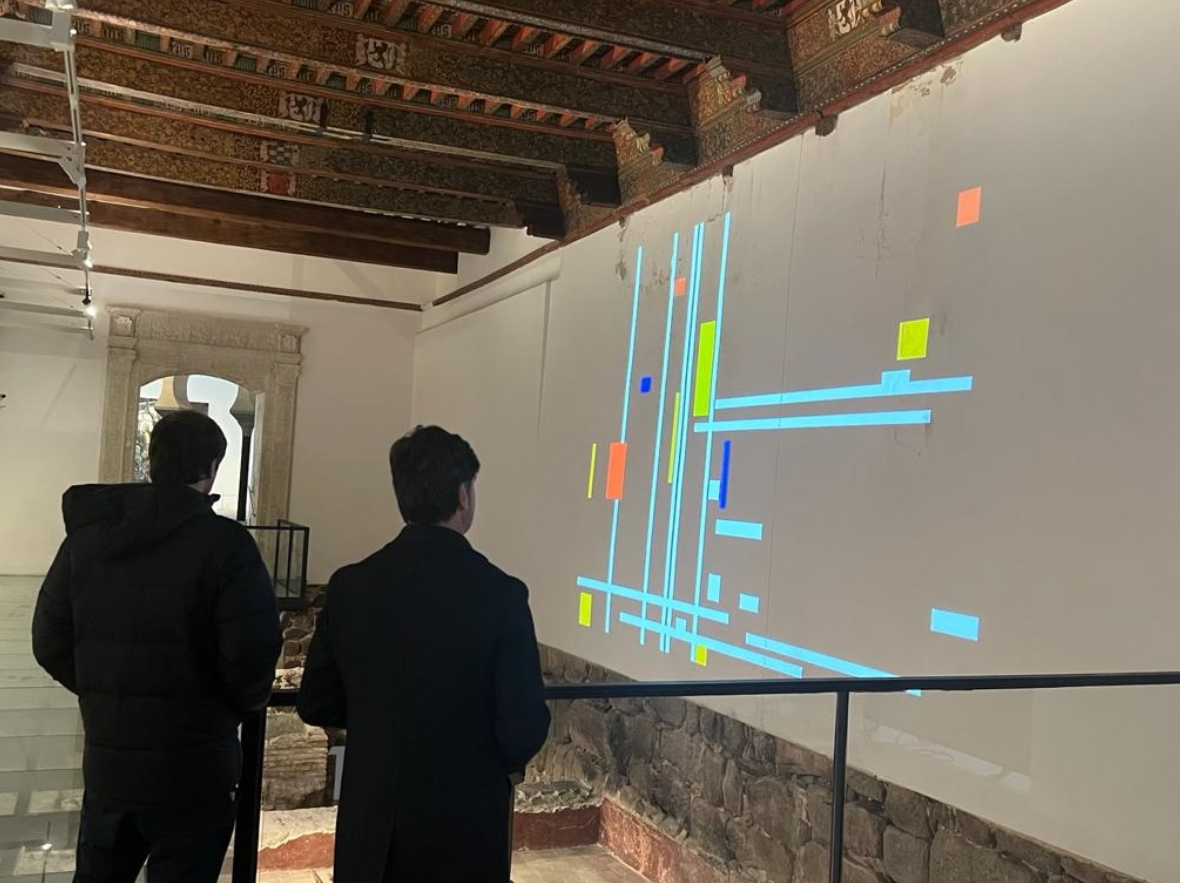 Espectadores ante una de las videocreaciones de José Manuel Ballester en la sede de Toledo del Centro de Arte Moderno y Contemporáneo de Castilla-La Mancha