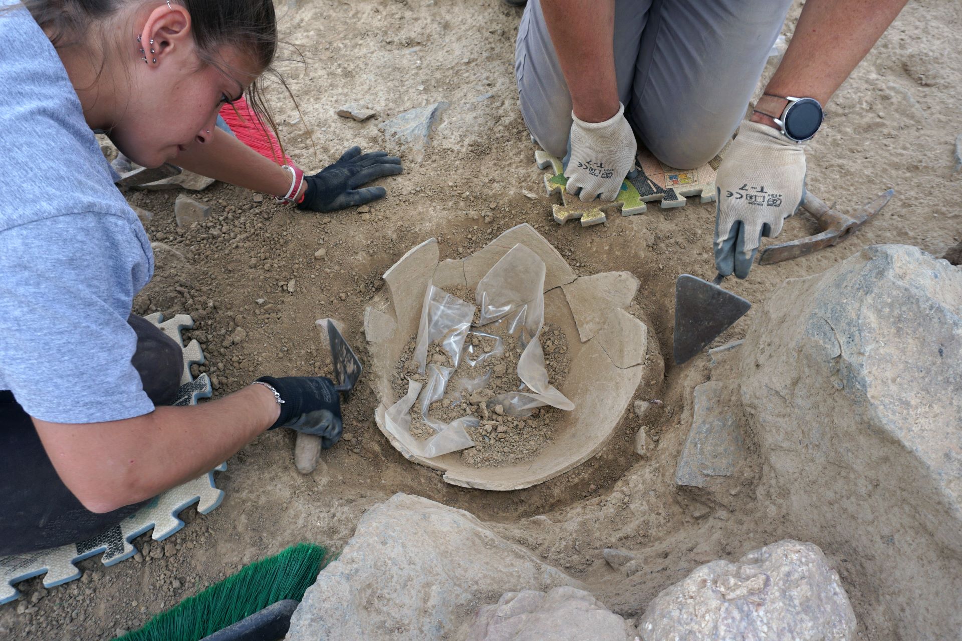  Detalle del proceso de excavación y recogida de muestras en el santuario tartésico de La Bienvenida-Sisapo