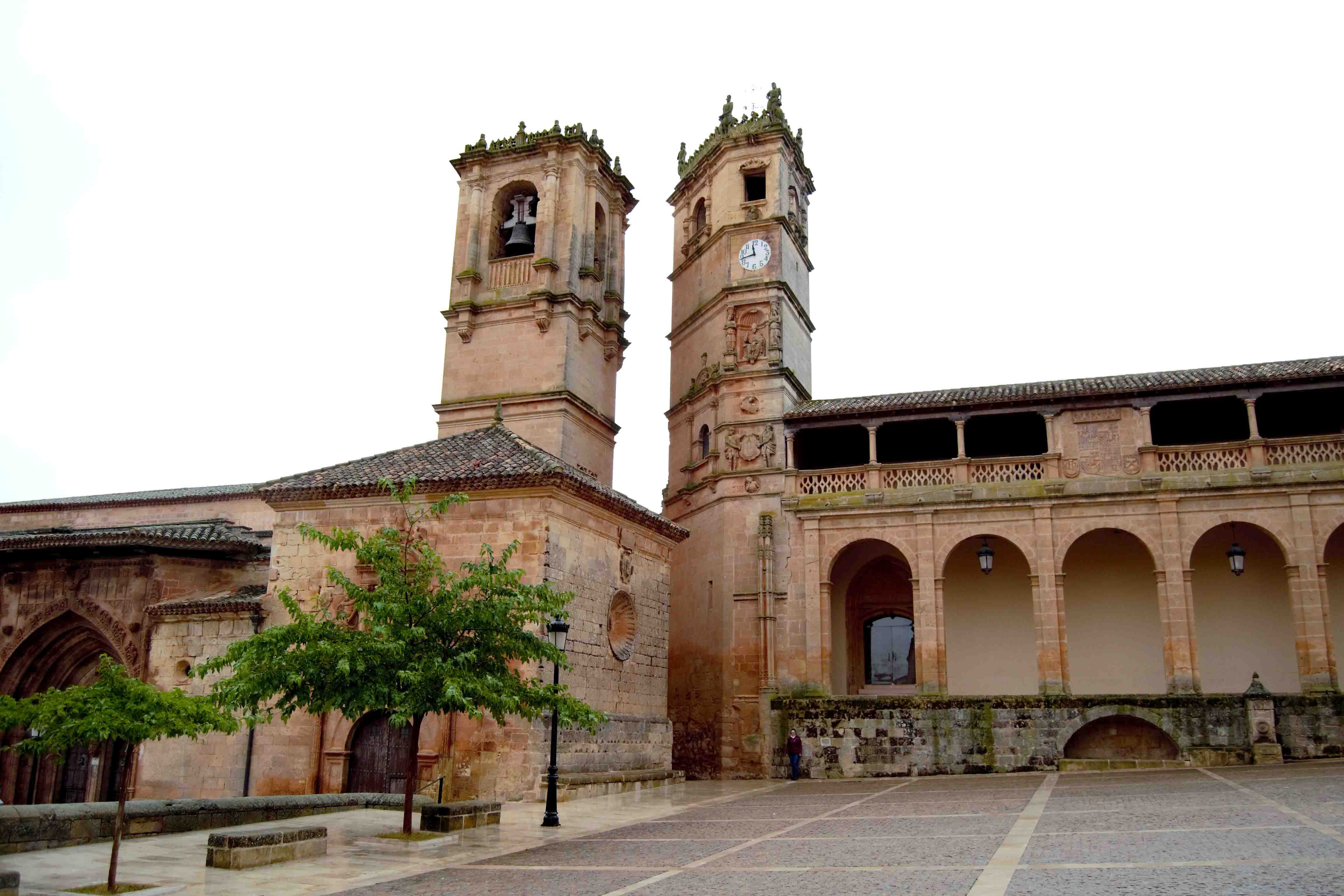 Torres de la Trinidad y El Tardón, con el reloj municipal, adosada a la lonja del antiguo convento de Santo Domingo.