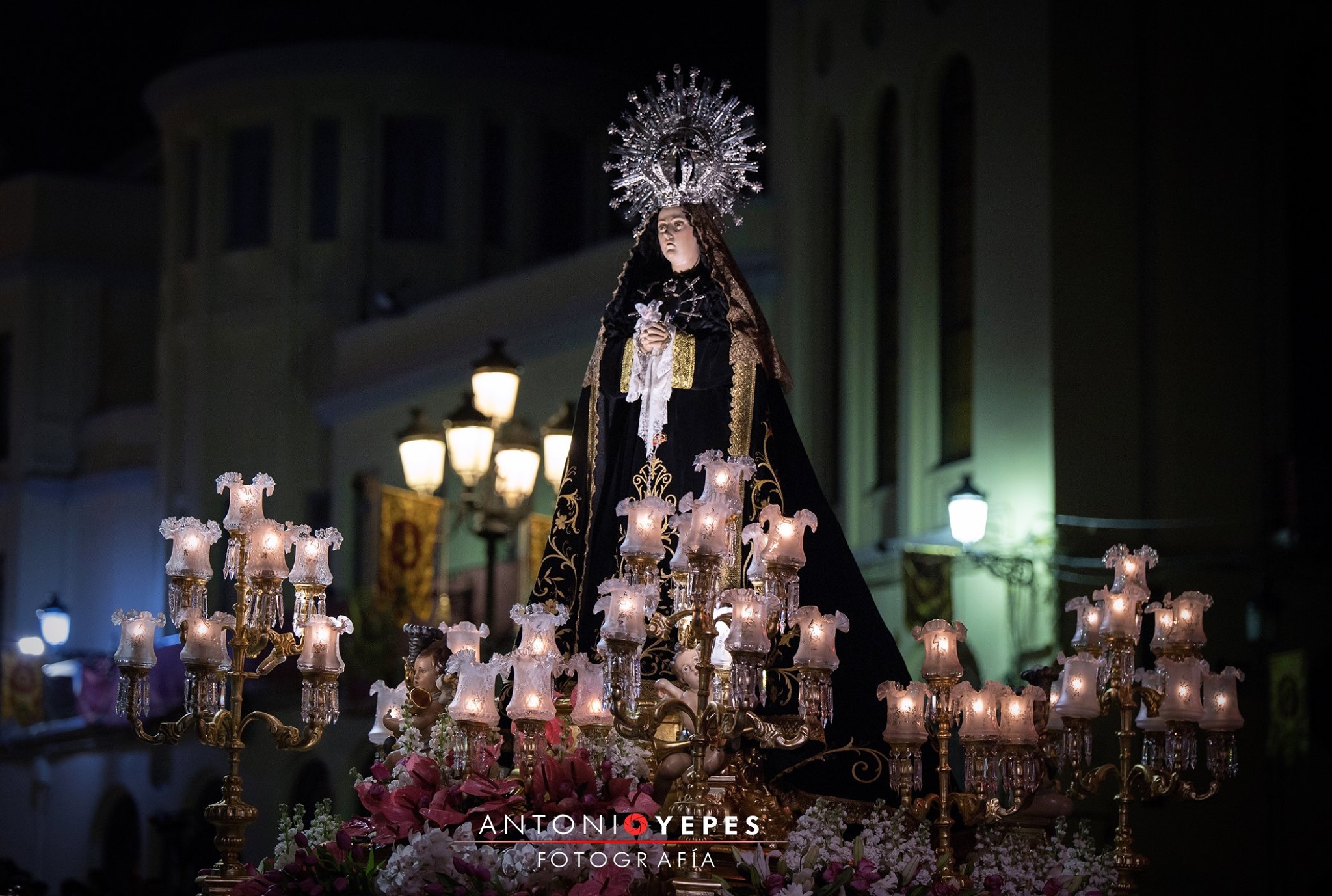 Foto: Antonio Yepes. Imagen de Ntra. Sra. de la Soledad (escultor ánimo) a su paso en la Procesión del Santo Entierro, en la noche del Viernes Santo. 