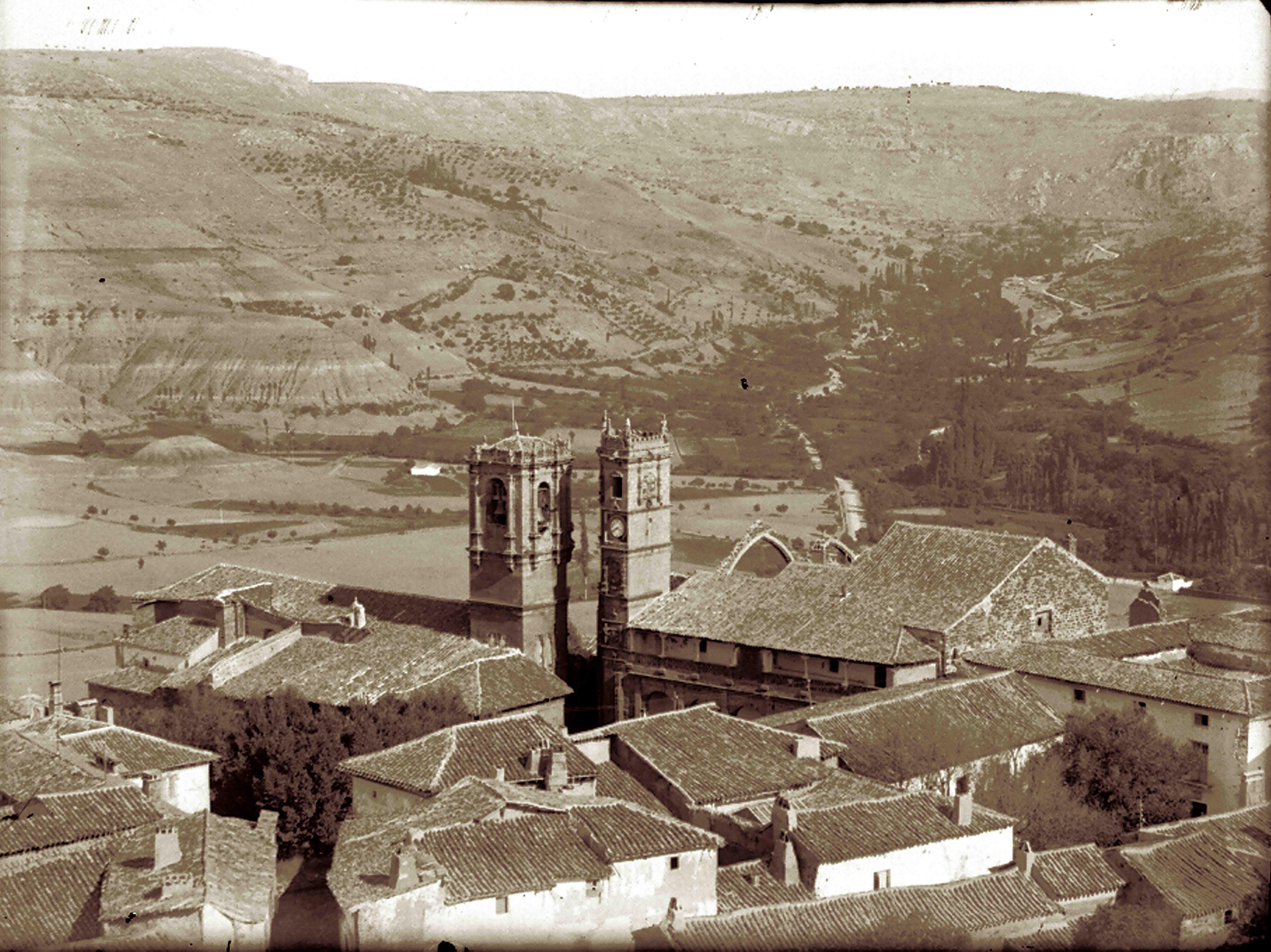 Imagen de principios del siglo XX en la que se observa doble tejado del convento de Santo Domingo. En primer término, el de la lonja, y, anexo a esta, el tejado y cuerpo de la iglesia semiderruida. Foto: Pedro Román. AHPTO.