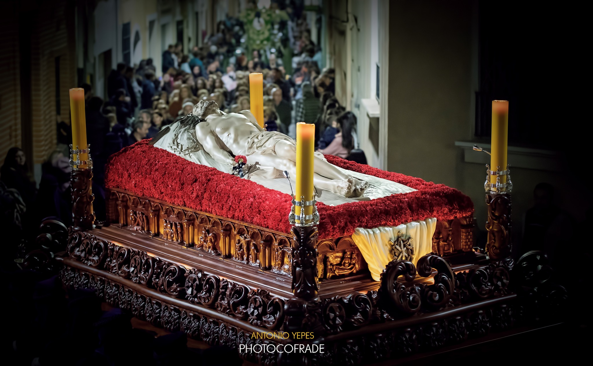 Foto: Antonio Yepes. Imagen del Cristo Yacente, obra de Mariano Benlliure, acompañada de cientos de devotos en la noche del Viernes Santo. 