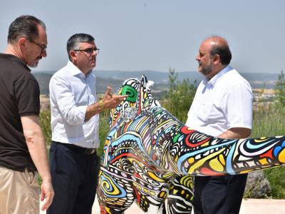 El vicepresidente primero del Gobierno de Castilla-La Mancha, José Luis Martínez Guijarro, visita los dinosaurios fabricados en fibra de vidrio. Museo de Paleontología