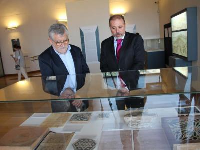 El consejero de Educación, Cultura y Deportes, Ángel Felpeto, visita la exposición De puertas para adentro.