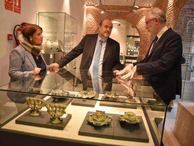 El vicepresidente primero del Gobierno regional, José Luis Martínez Guijarro, y la consejera de Fomento, Agustina García Élez, visitan la exposición...