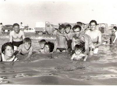 Fotografía: Baño familiar durante el verano. Miguel Esteban (Toledo). 1969. Fondo Los Legados de la Tierra. Archivo de la Imagen de Castilla-La Mancha.