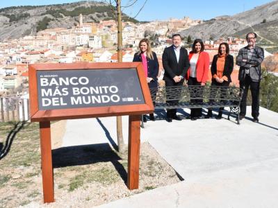 El Museo de Paleontología de Castilla-La Mancha instala el ‘segundo banco más bonito del mundo’ para incrementar su oferta turística