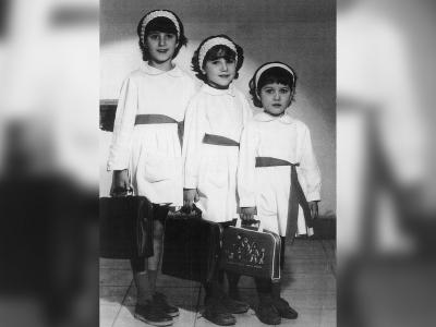 Tres hermanas de Santa Ana de Pusa (Toledo) preparadas para el primer día de clase. 1960. Fondo Los Legados de la Tierra. Archivo de la Imagen de Castilla-La Mancha.