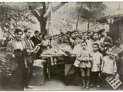 Celebración de la Semana del Libro en el Parque de Canalejas de Albacete. 1930. Fondo Luis Escobar. AHP Toledo.r