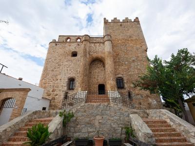 Fachada sur (principal). Castillo de Manzaneque