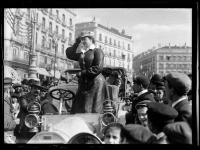 Madame de Gast a su llegada en automóvil a la Puerta del Sol de Madrid. Primeros de octubre de 1905. Camille du Gast fue considerada “la mejor deportista de todos los tiempos”, aeronauta, esgrimista, esquiadora, tiradora de rifle, entrenadora de caballos, piloto de coches, y embarcaciones, concertista de piano y cantante y una de las viudas más ricas de Francia durante la “Belle Époque” .