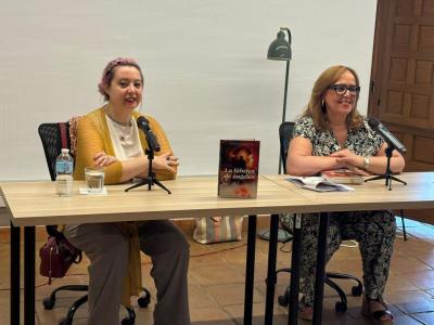 El Gobierno regional ensalza el compromiso con la literatura y la igualdad de la escritora María Zaragoza 
