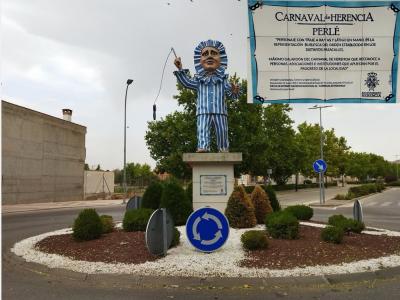 Perlé, vestido con traje a rayas y látigo en mano, uno de los personajes más destacados del Canaval de Herencia