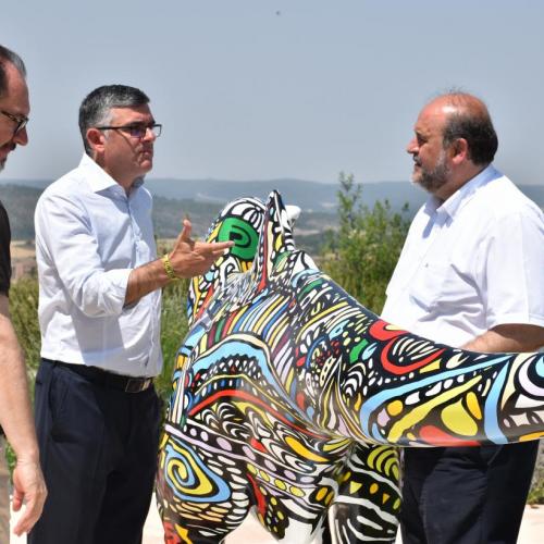 El vicepresidente primero del Gobierno de Castilla-La Mancha, José Luis Martínez Guijarro, visita los dinosaurios fabricados en fibra de vidrio. Museo de Paleontología