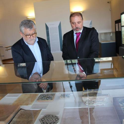 El consejero de Educación, Cultura y Deportes, Ángel Felpeto, visita la exposición De puertas para adentro.