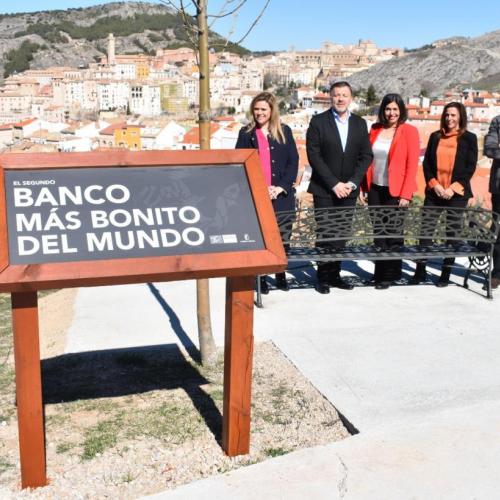 El Museo de Paleontología de Castilla-La Mancha instala el ‘segundo banco más bonito del mundo’ para incrementar su oferta turística