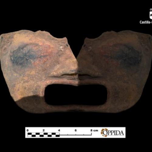 Hallada una máscara teatral del s.I en la antigua ciudad romana de Laminium (Alhambra- Ciudad Real) 