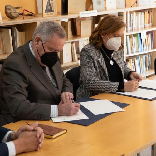 El Gobierno regional rubrica un acuerdo por el cual la ‘Biblioteca de Poesía Española Antonio Hernández’ de Guadalajara se integra al Sistema Regional de Bibliotecas