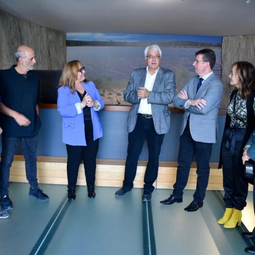 El Gobierno regional dota al MUPA de una nueva vitrina con huevos de dinosaurios titanosaurios descubiertos en el yacimiento cretácico de Poyos (Guadalajara)